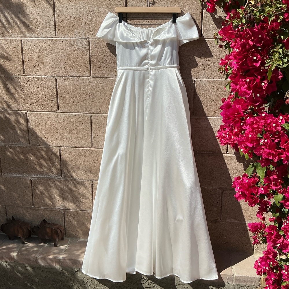 NWOT Lulu’s Greatest Hits Satin Off-the-Shoulder Wedding Maxi Dress Gown Large - Picture 5 of 15